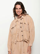 Jaqueta com padronagem em listras, botões, bolsos e mangas de cava posta Biamar