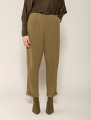 Calça em alfaiataria com pregas, bolsos faca e barra dobrada Biamar