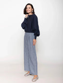 Calça reta com padronagem em listras e bolsos faca Biamar