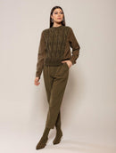 Calça em alfaiataria com detalhe no cós, pregas, bolsos faca e fenda na barra Biamar