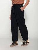 Calça reta com bolsos faca e cordão ajustável Biamar