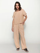 Calça reta com padronagem em listras e bolsos faca Biamar