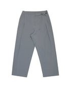 Calça com pregas, bolsos faca e cinto Biamar