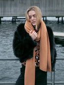 Casaco em pele fake com capuz, fechamento frontal em botões e mangas de cava posta Biamar