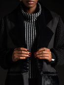 Casaco alongado com recortes e detalhes em suede, tricô e pele fake Biamar