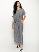 Calça reta com padronagem em listras e bolsos faca Biamar