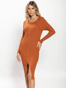 Vestido canelado de gola redonda com detalhe em botões e fenda Urbanity