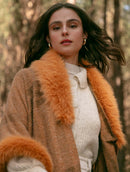 Capa assimétrica com padronagem em xadrez, gola removível e pele fake aBenção