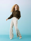 Calça reta com bolsos faca com fendas e detalhe em botões Biamar