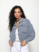 Jaqueta com padronagem em listras, botões, bolsos e mangas de cava posta Biamar