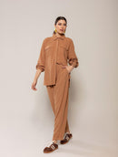 Calça em alfaiataria com pregas, bolsos faca e barra dobrada Biamar