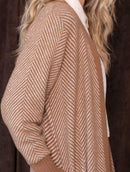 Casaco alongado com padronagem em listras, bolsos e mangas de cava posta Biamar