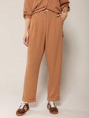 Calça em alfaiataria com pregas, bolsos faca e barra dobrada Biamar