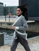 Casaco alongado com padronagem em listras, bolsos e mangas de cava posta Biamar