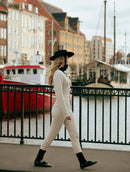 Macacão com tecimento em tranças, cinto e fechamento frontal Biamar