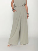 Calça pantalona com pregas e bolsos faca Biamar