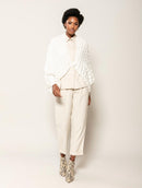 Casaco em ponto bombom com manga bufante e fechamento por botão Biamar