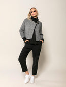 Capa com mangas e fechamento em alamar Biamar