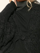 Casaco em ponto bombom com manga bufante e fechamento por botão Biamar