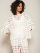 Blusa em algodão com trama vazada e decote canoa Biamar