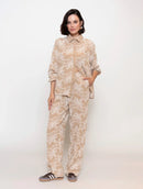 Calça reta com bordados aplicados e bolsos faca Biamar