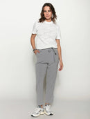 Calça com pregas, bolsos faca, cinto e detalhe em botões Biamar