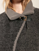 Capa com mangas e fechamento em alamar Biamar