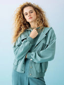 Jaqueta com botões, capuz ajustável, bolsos e mangas de cava quadrada Biamar