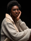 Casaco alongado com recortes e detalhes em suede, tricô e pele fake Biamar