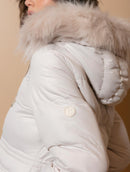 Jaqueta alongada com capuz ajustável em pele fake, bolsos e mangas de cava posta Biamar