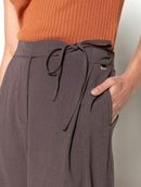 Calça com pregas, bolsos faca e cinto Biamar