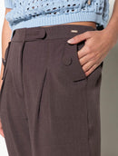 Calça com pregas, bolsos faca, detalhe em botões e barra dobrada Biamar