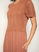 Vestido midi evasê com trama vazada e bolsos Biamar