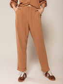 Calça em alfaiataria com pregas, bolsos faca e barra dobrada Biamar