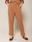 Calça em alfaiataria com pregas, bolsos faca e barra dobrada Biamar