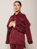 Casaco cropped em veludo com bolsos e mangas de cava quadrada Biamar