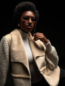 Casaco com recortes e detalhes em suede, tricô e pele fake Biamar