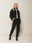 Casaco cropped em veludo com bolsos e mangas de cava quadrada Biamar