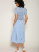 Vestido midi evasê com trama vazada e bolsos Biamar