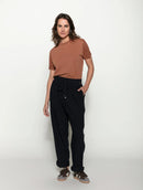 Calça reta com bolsos faca e cordão ajustável Biamar