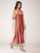 Vestido midi em cetim com decote em “v” e alças finas Urbanity