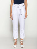 Calça com pregas, bolsos faca, cinto e detalhe em botões Biamar