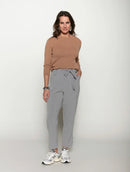 Calça com pregas, bolsos faca, cinto e detalhe em botões Biamar