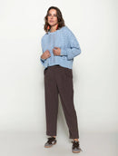 Calça com pregas, bolsos faca, detalhe em botões e barra dobrada Biamar