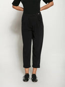 Calça com pregas, bolsos faca, detalhe em botões e barra dobrada Biamar