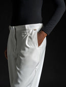 Calça em alfaiataria com pregas, bolsos faca e fendas na barra Biamar