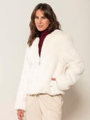 Casaco em pele fake com gola redonda, fechamento em zíper e mangas de cava posta Biamar