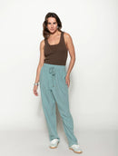 Calça reta com bolsos faca e cordão ajustável Biamar