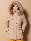 Jaqueta alongada com capuz ajustável em pele fake, bolsos e mangas de cava posta Biamar