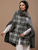 Capa Urbanity com fechamento em botões e aplicação de pele fake